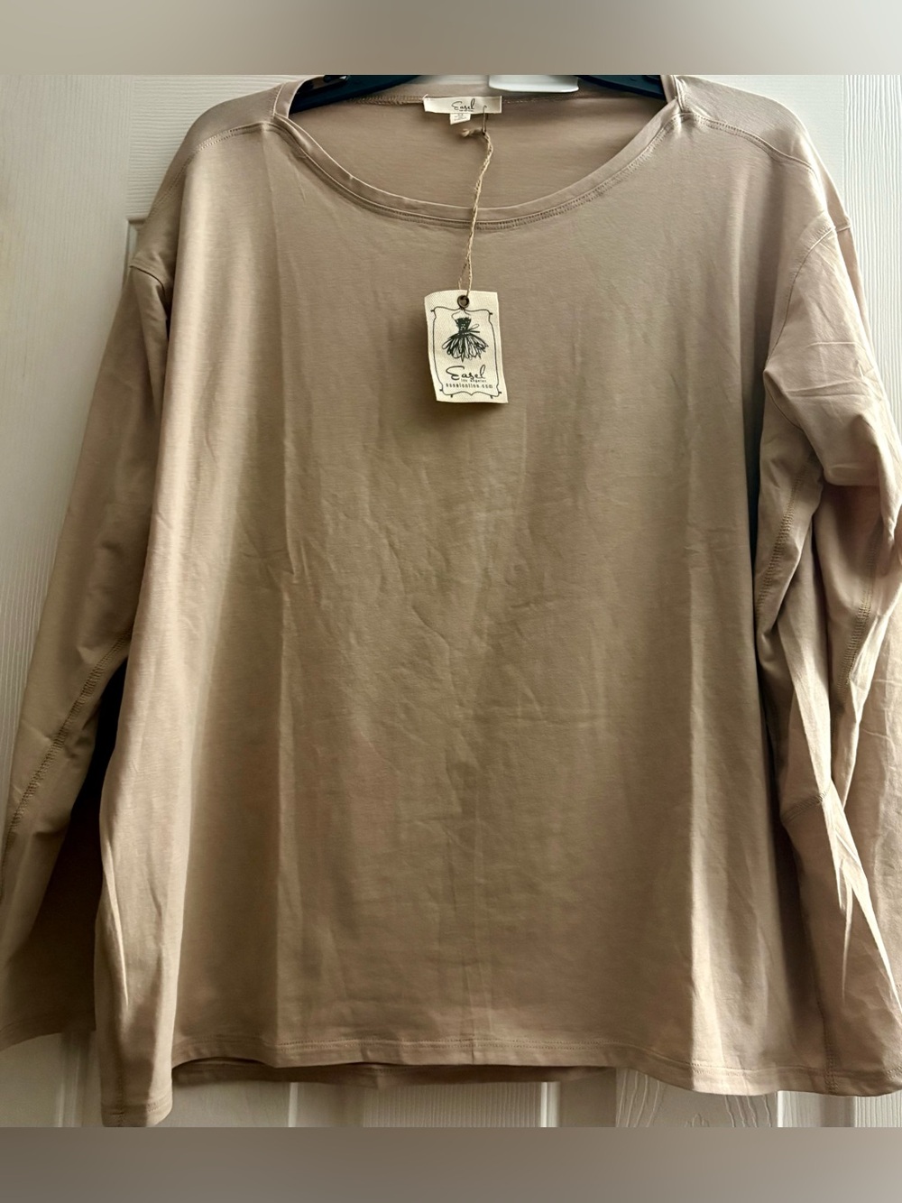 easel Women's Long Sleeve Tee in Taupe